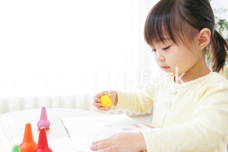 お絵かきをする子ども