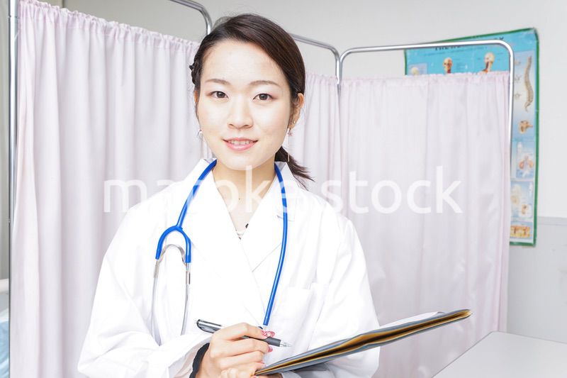 診察をするドクター