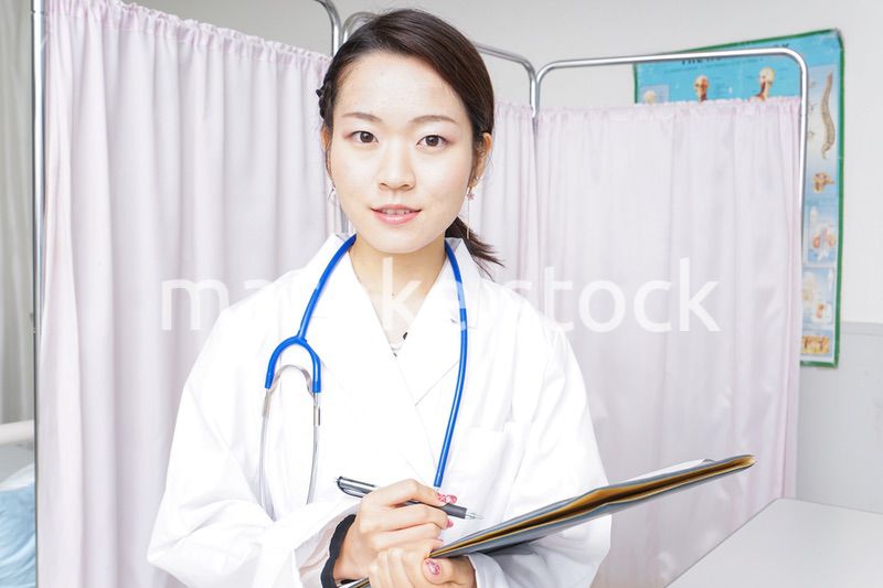 診察をするドクター