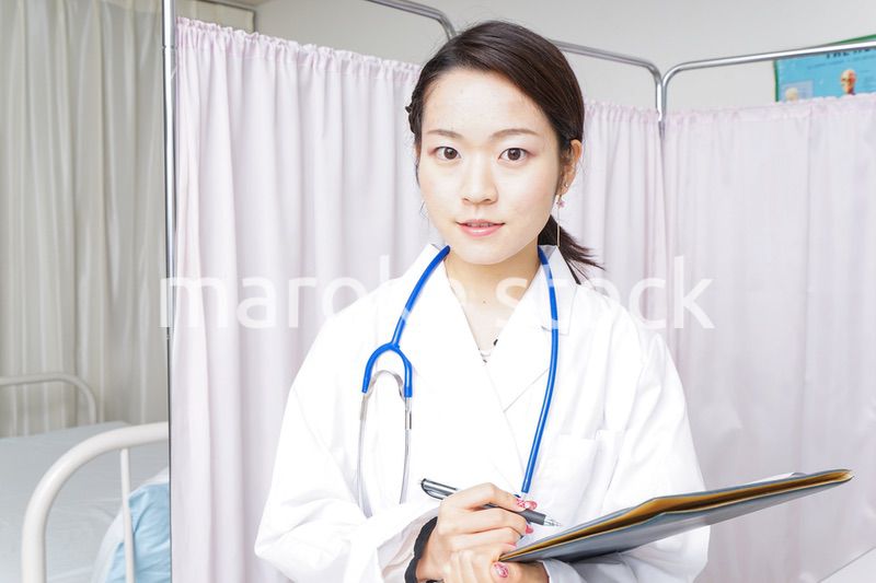 診察をするドクター