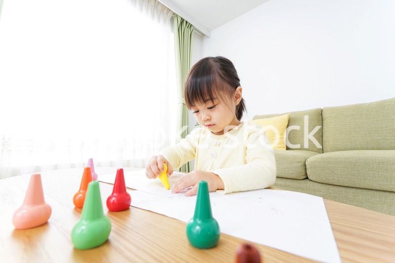 お絵かきをする子ども