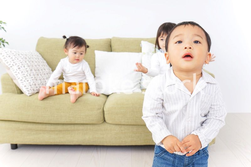 家で仲良く遊ぶ子供