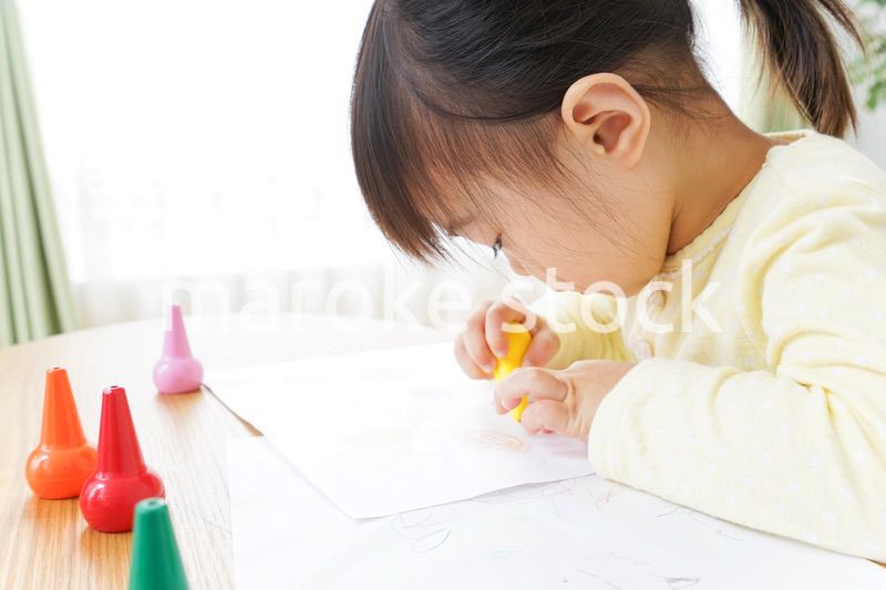 お絵かきをする子ども