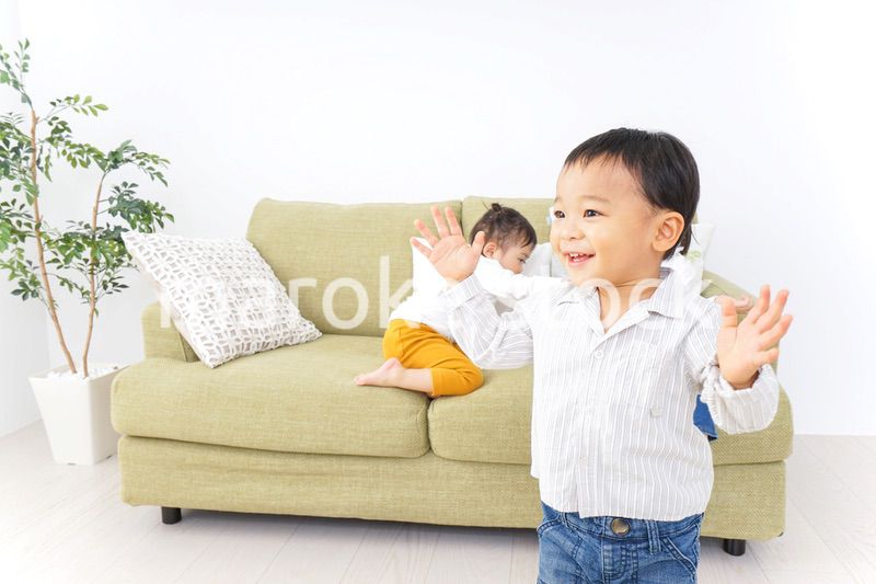 家で仲良く遊ぶ子供