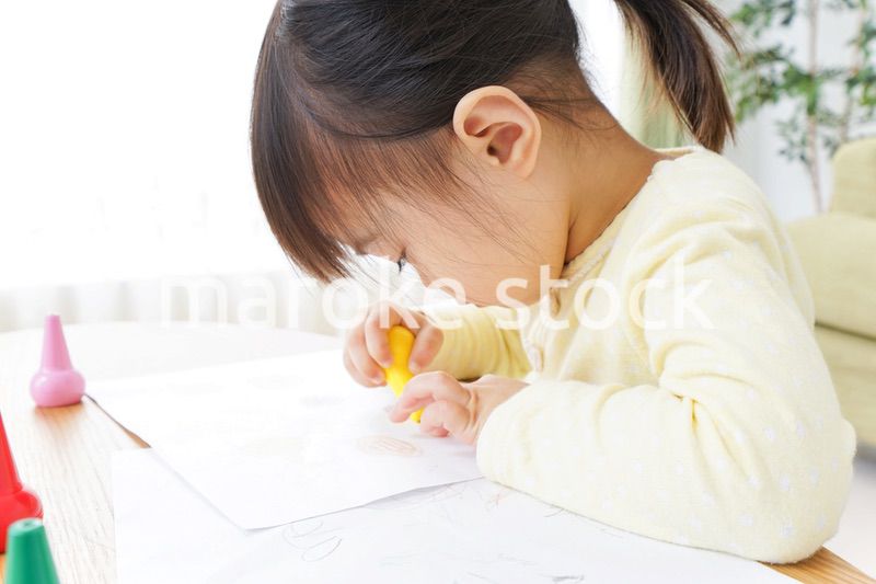 お絵かきをする子ども