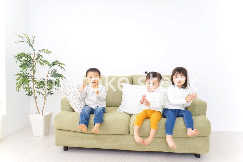 家で仲良く遊ぶ子供