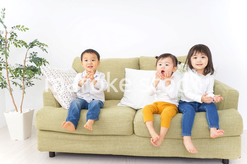 家で仲良く遊ぶ子供