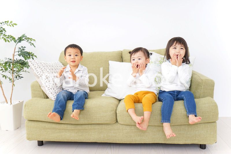 家で仲良く遊ぶ子供