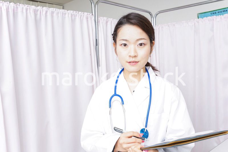 診察をするドクター