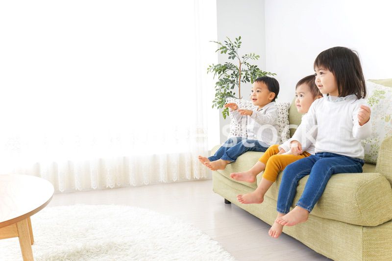 家で仲良く遊ぶ子供