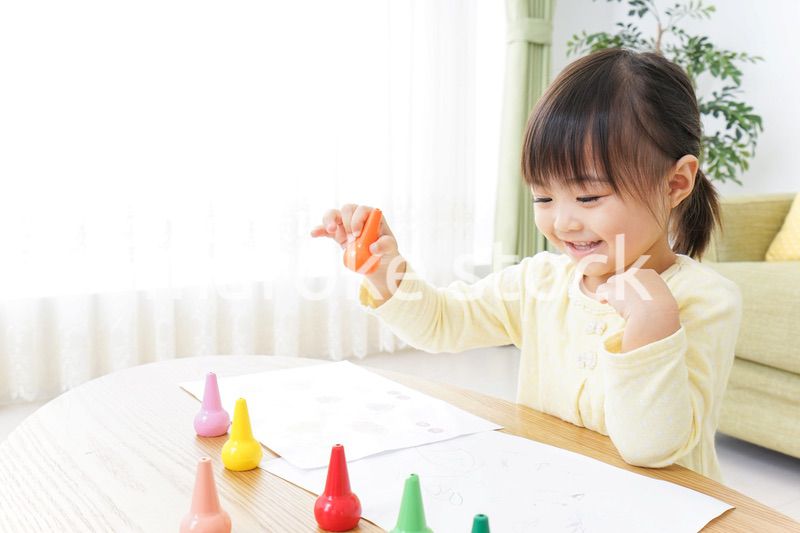 お絵かきをする子ども