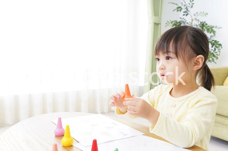 お絵かきをする子ども