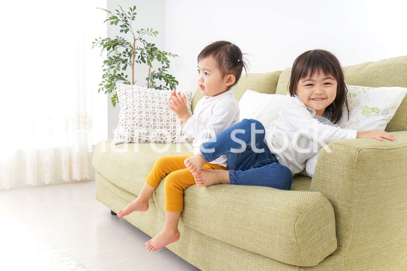 家で仲良く遊ぶ子供