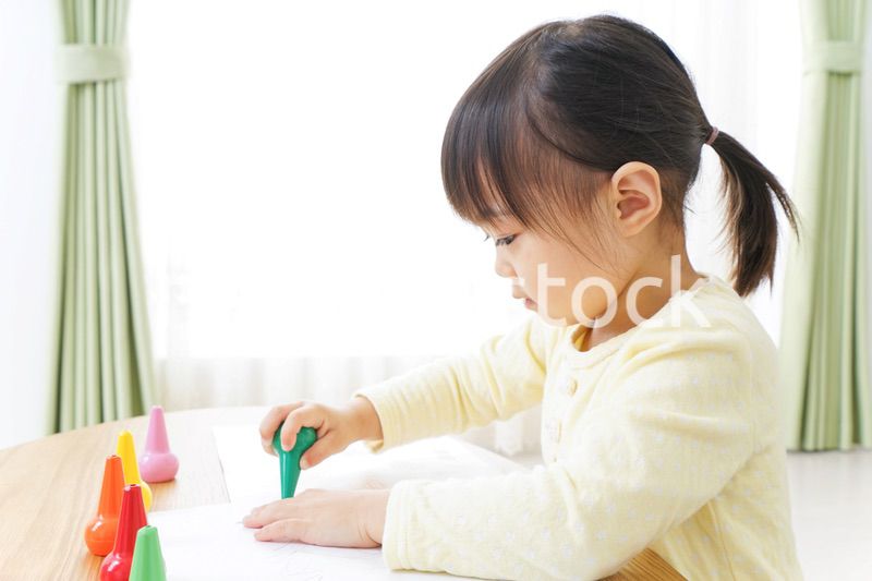 お絵かきをする子ども