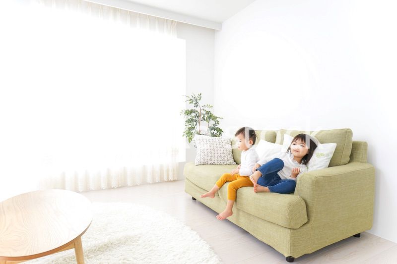 家で仲良く遊ぶ子供