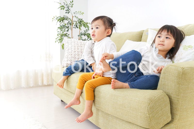 家で仲良く遊ぶ子供