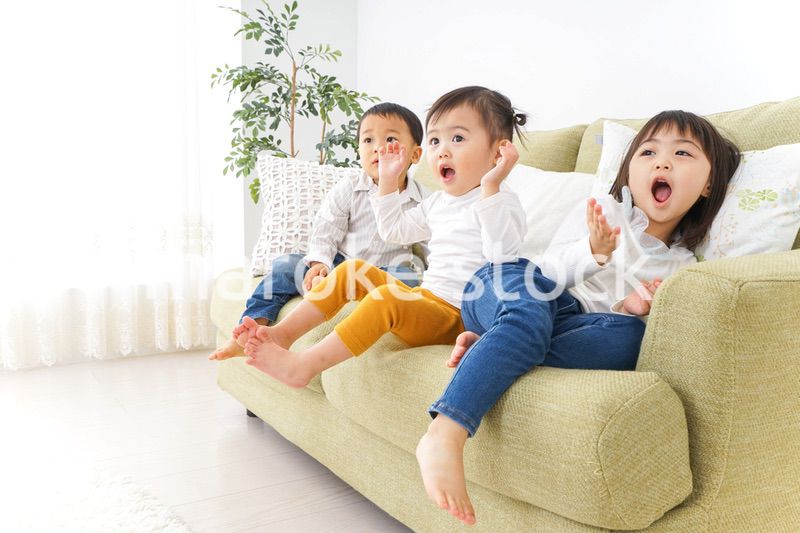 家で仲良く遊ぶ子供