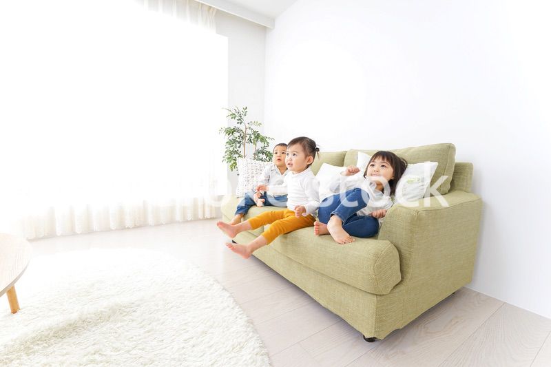 家で仲良く遊ぶ子供