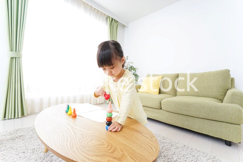 積み木で遊ぶ子ども