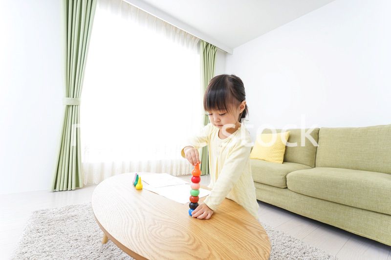 積み木で遊ぶ子ども