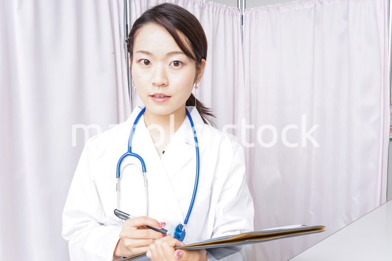 診察をするドクター