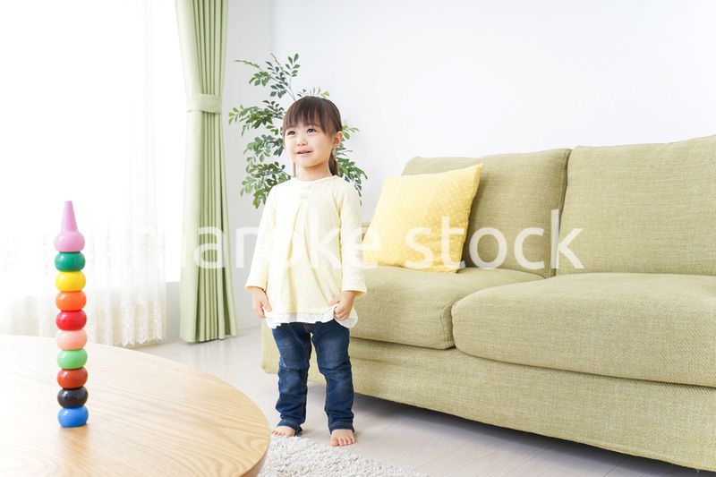 積み木で遊ぶ子ども