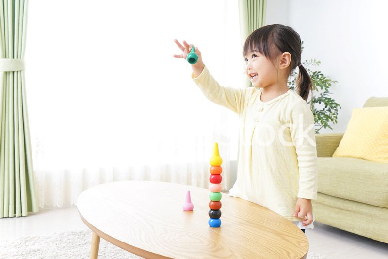 積み木で遊ぶ子ども