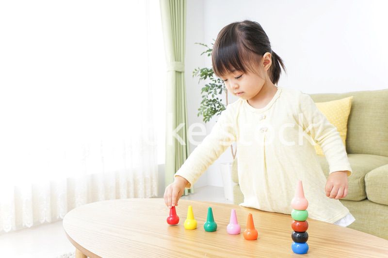 積み木で遊ぶ子ども