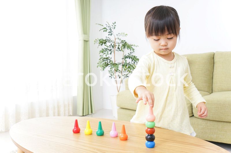 積み木で遊ぶ子ども