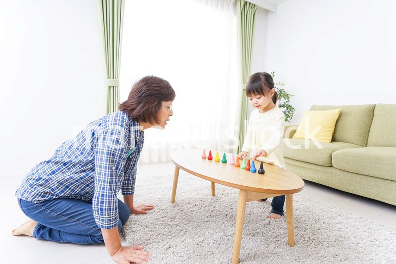 おばあちゃんと遊ぶ子供