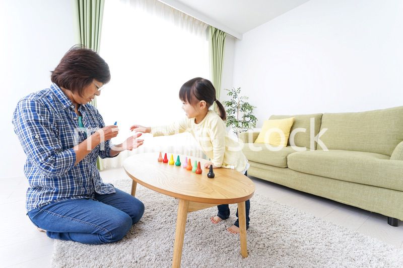 おばあちゃんとゲームをする子供