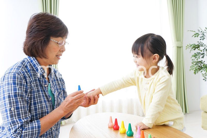 おばあちゃんとゲームをする子供