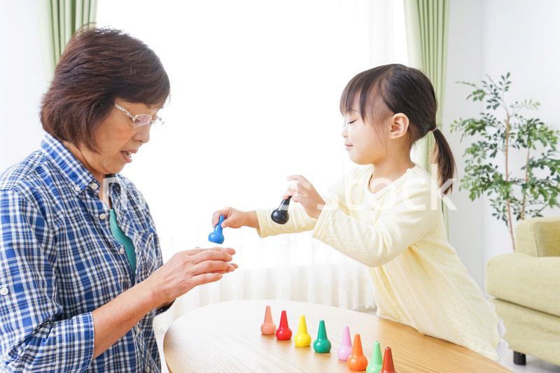おばあちゃんと遊ぶ子供