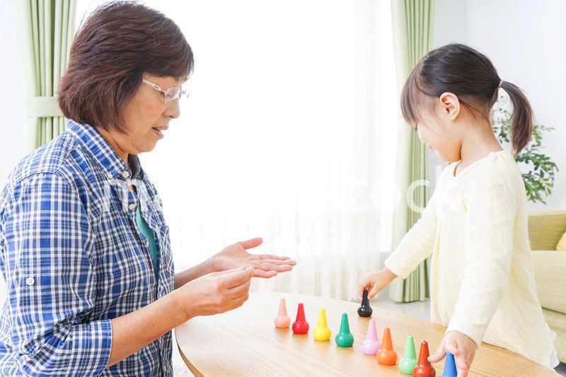 おばあちゃんと遊ぶ子供