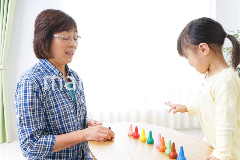 おばあちゃんとゲームをする子供