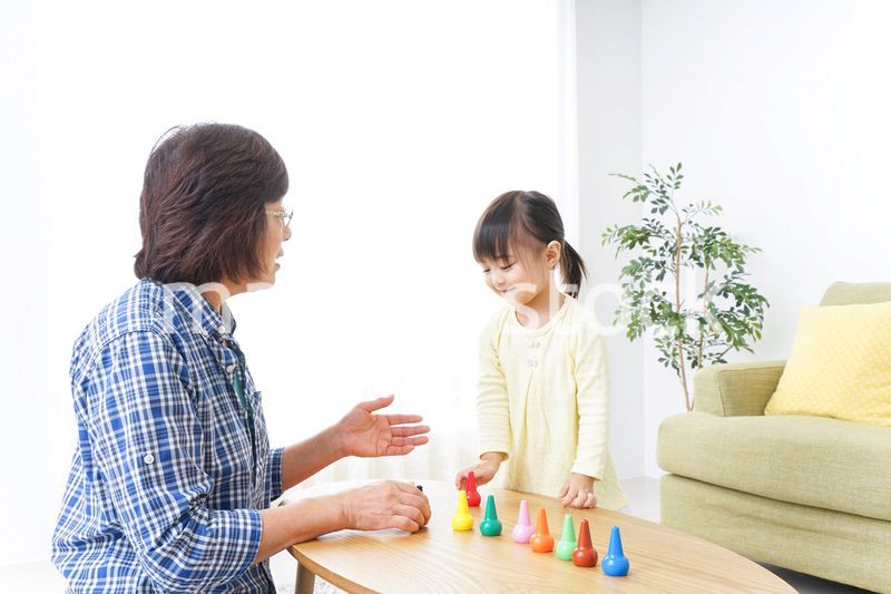 おばあちゃんとゲームをする子供