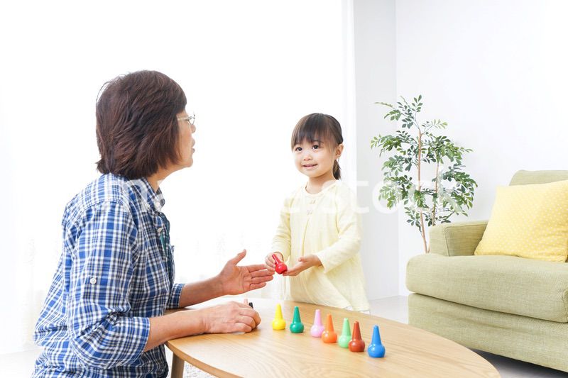 おばあちゃんとゲームをする子供