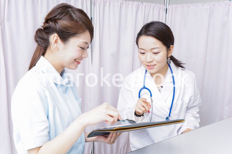 ミーティングをする医師と看護師