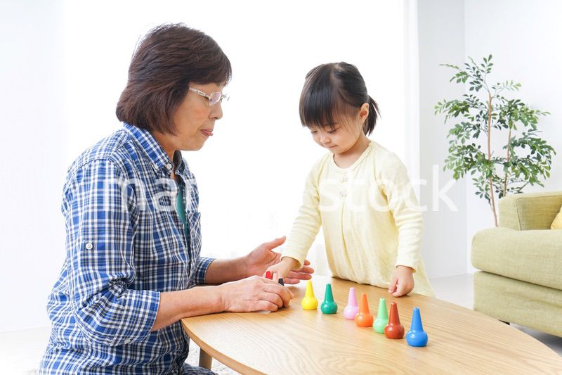おばあちゃんとゲームをする子供
