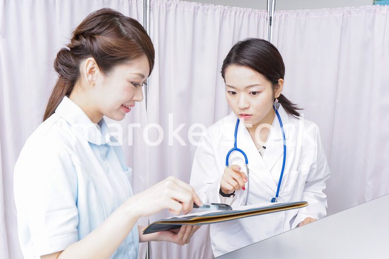 ミーティングをする医師と看護師