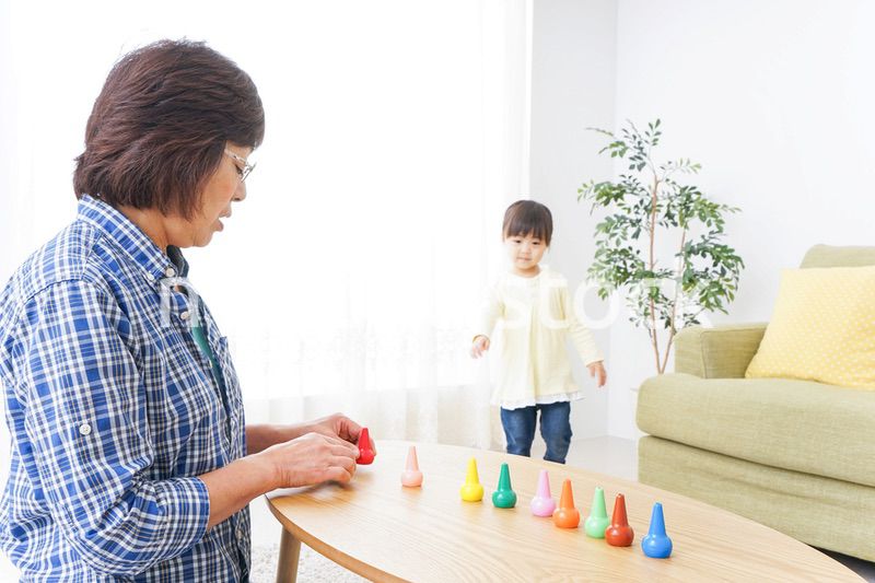 おばあちゃんと遊ぶ子供