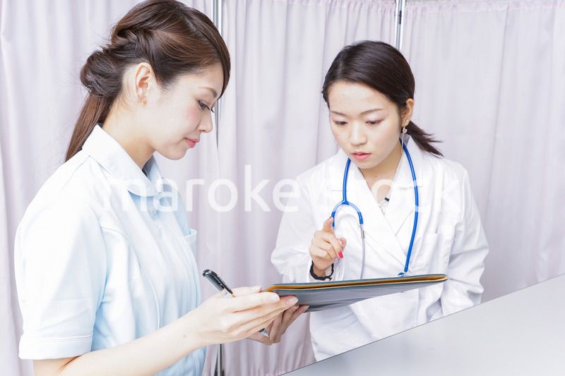 ミーティングをする医師と看護師
