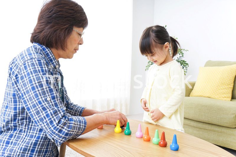 おばあちゃんとゲームをする子供