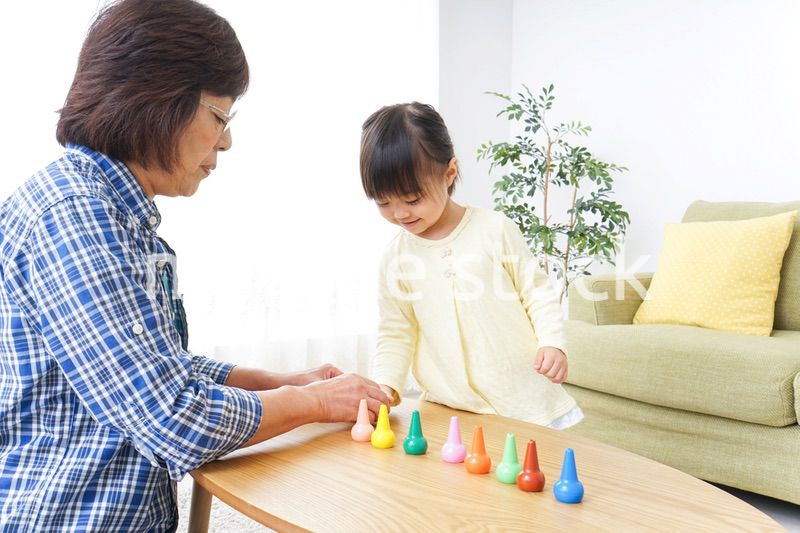 おばあちゃんとゲームをする子供