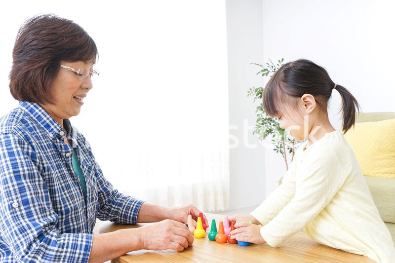 おばあちゃんとゲームをする子供