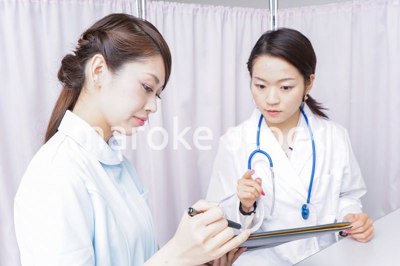 ミーティングをする医師と看護師