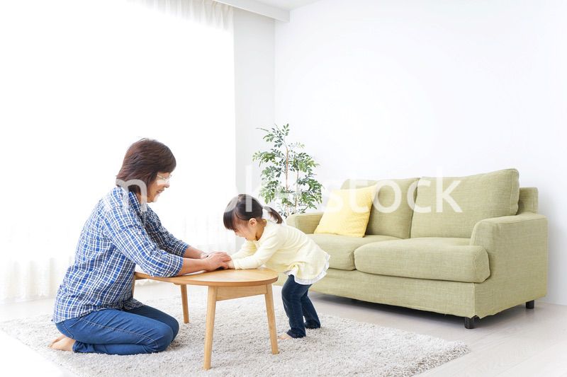 おばあちゃんとゲームをする子供