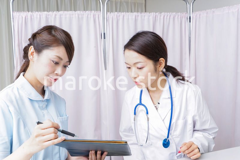 ミーティングをする医師と看護師