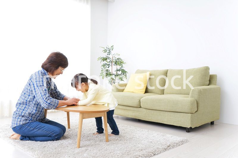 おばあちゃんとゲームをする子供