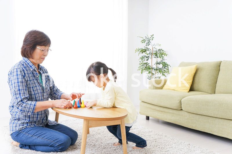 おばあちゃんと遊ぶ子供